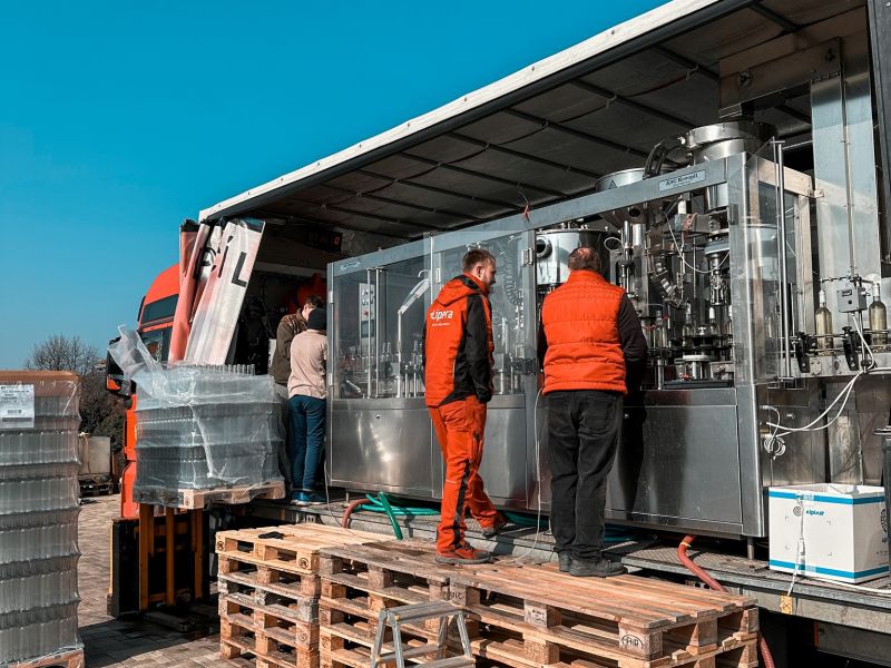 Včera jsme nalahvovali první vína ročníku 2022